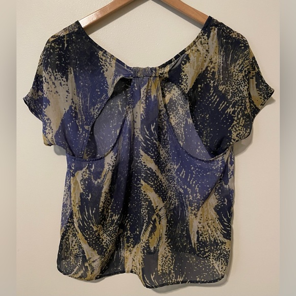ecote’ Sheer Blue Wave Pattern Top - Picture 2 of 4
